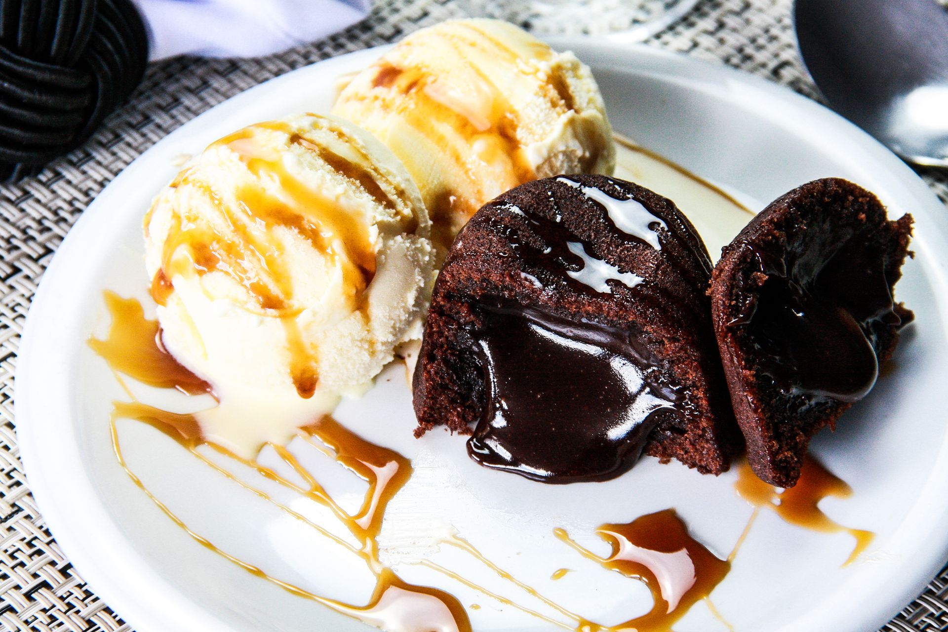 Um prato branco coberto com bolo de chocolate e sorvete