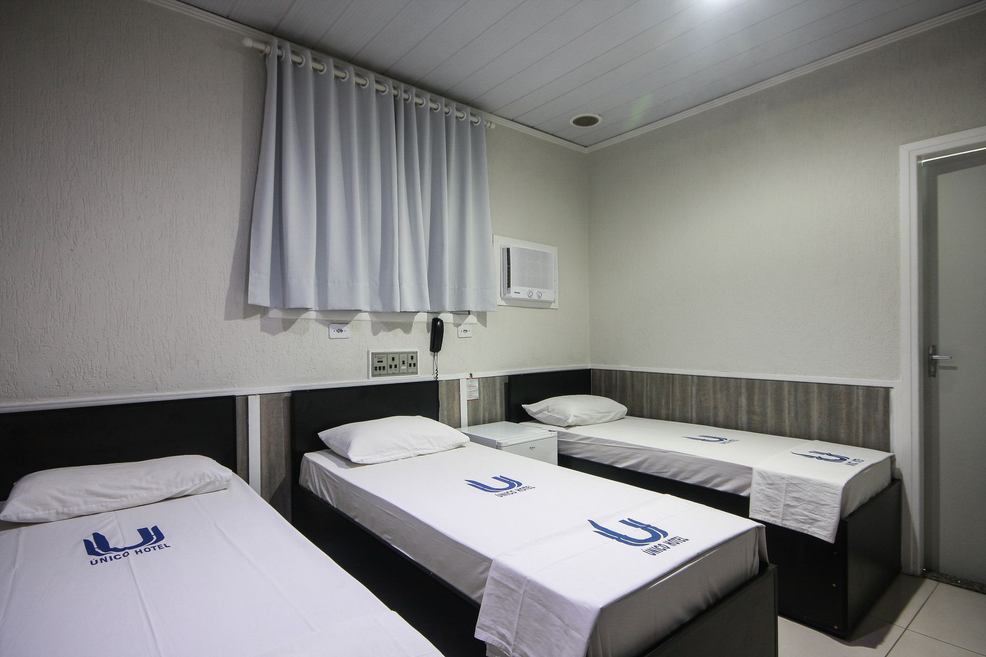 Um quarto de hotel com duas camas e uma janela