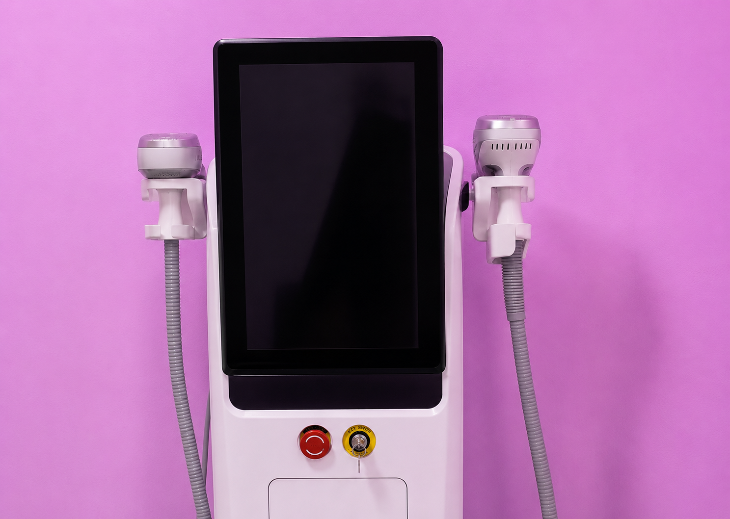 Tablet posizionato su una base di ricarica bianca con due impugnature grigie su sfondo rosa