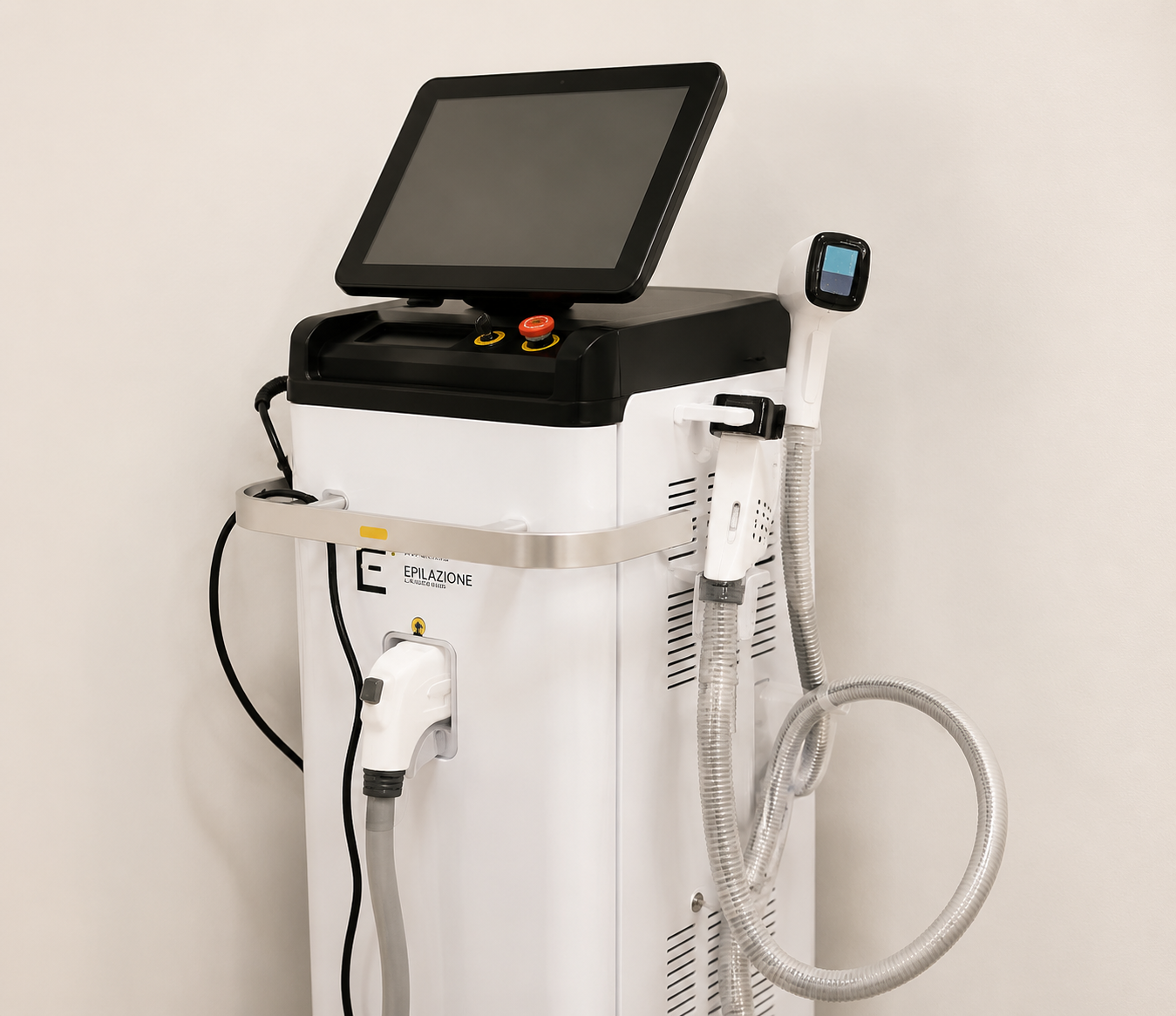 Apparecchio laser medicale su carrello con ruote, dotato di schermo tattile, manipoli e tubi flessibili, in una sala clinica.