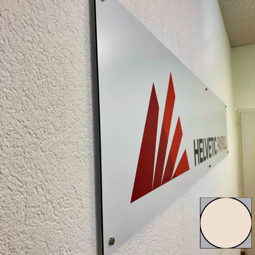Panneau mural blanc avec logo géométrique rouge et texte partiellement visible, installé à l'intérieur.