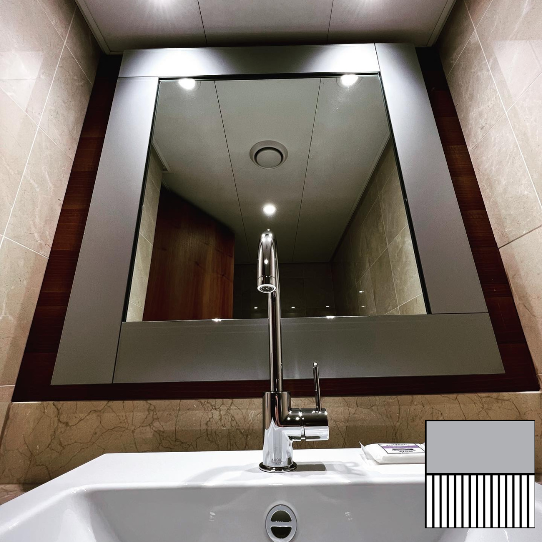 Lavabo et miroir de salle de bain avec robinet chromé et éclairage encastré