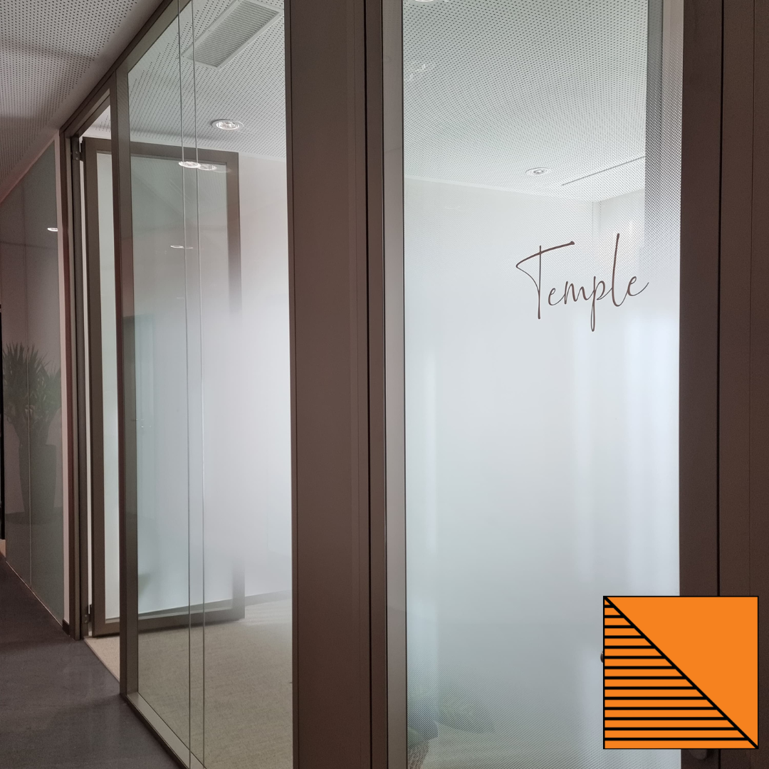 Couloir de bureau moderne en verre avec portes dépolies et le mot « Temple » inscrit sur le mur