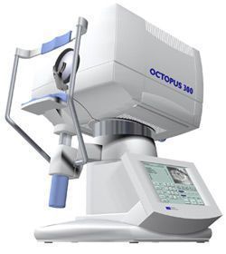Dispositivo di diagnostica per immagini medicale con involucro bianco e schermo di controllo inclinato su base con ruote.