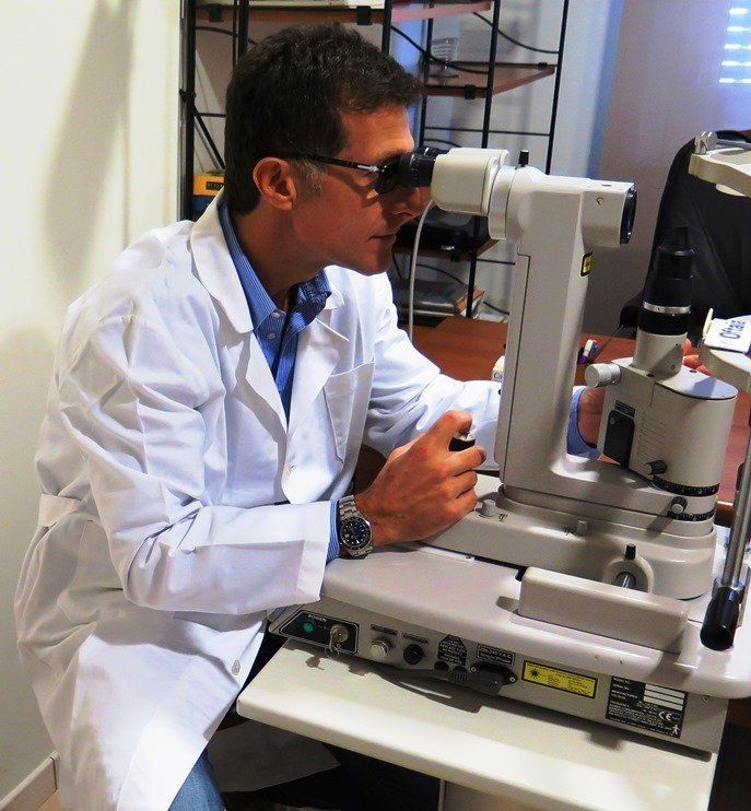 Un medico utilizza un microscopio a lampada a fessura durante una visita oculistica in una clinica.