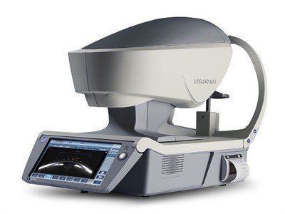 Moderno dispositivo oftalmico per l'imaging con schermo integrato e poggiatesta curvo, mostrato nei colori argento e grigio.