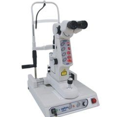 Microscopio oftalmico bianco a lampada a fessura con doppi oculari e poggiamento per il mento regolabile su base da tavolo.
