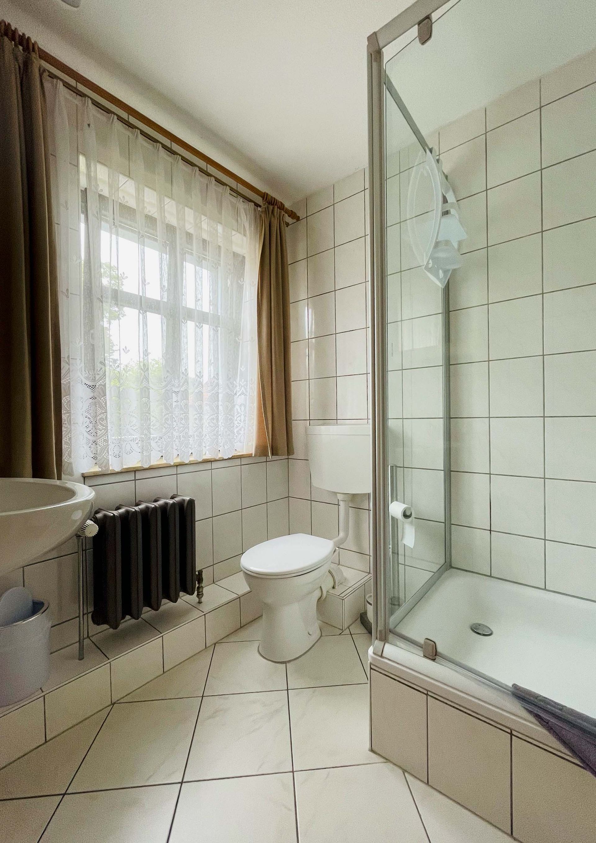 Ein Badezimmer mit Toilette, Waschbecken und Dusche