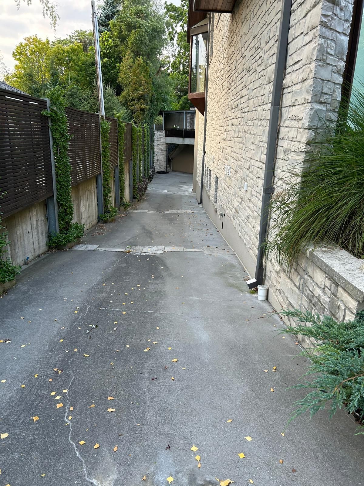 A narrow alleyway between two brick buildings.