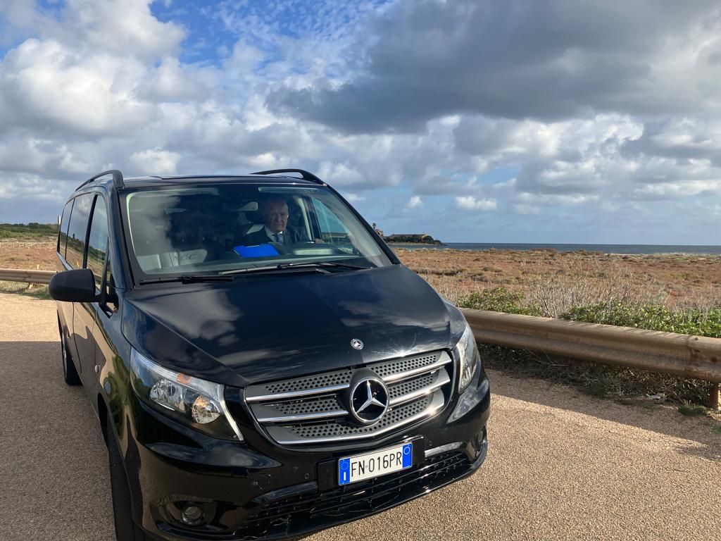 un'auto mercedes