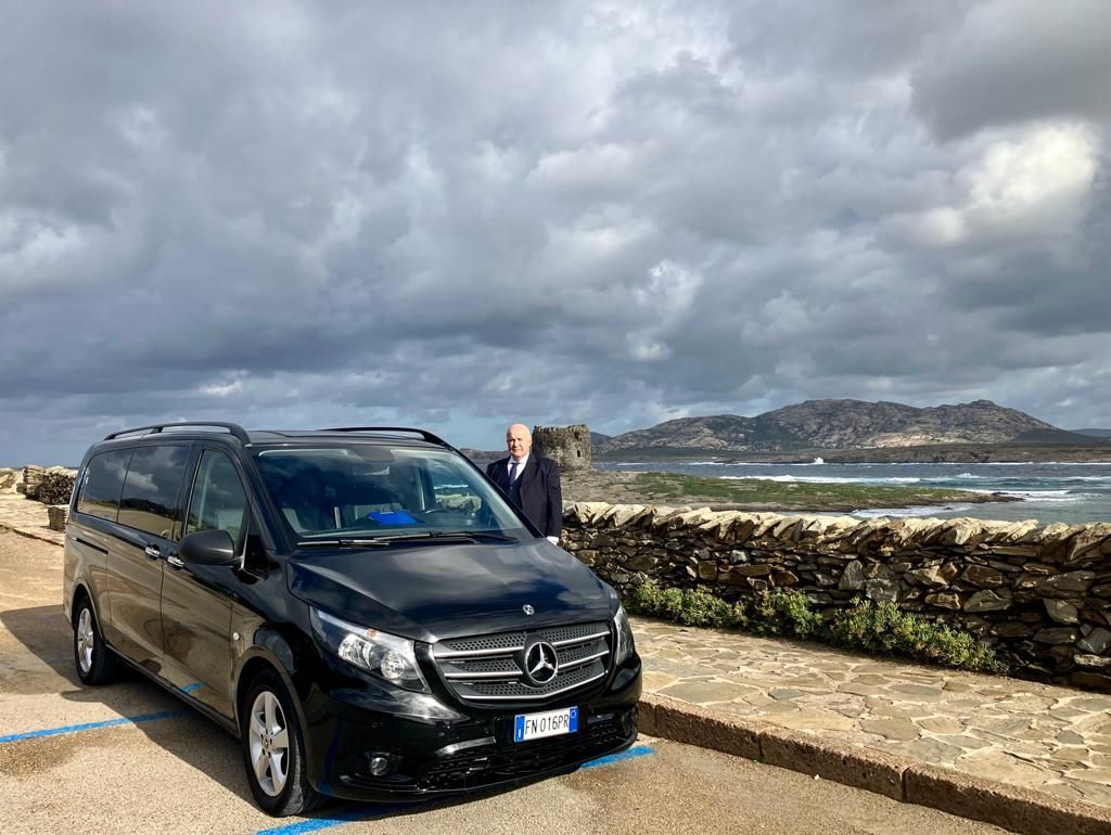 un uomo in piedi accanto a un'auto mercedes