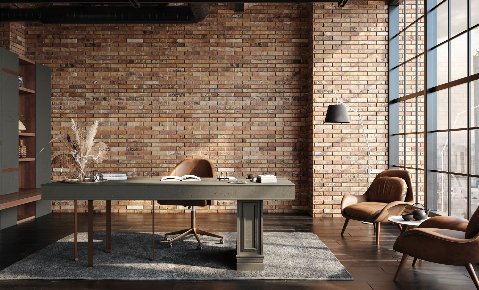 Bureau à domicile moderne avec un bureau central, une chaise de bureau en cuir, deux fauteuils et un grand mur de briques près d'une fenêtre.