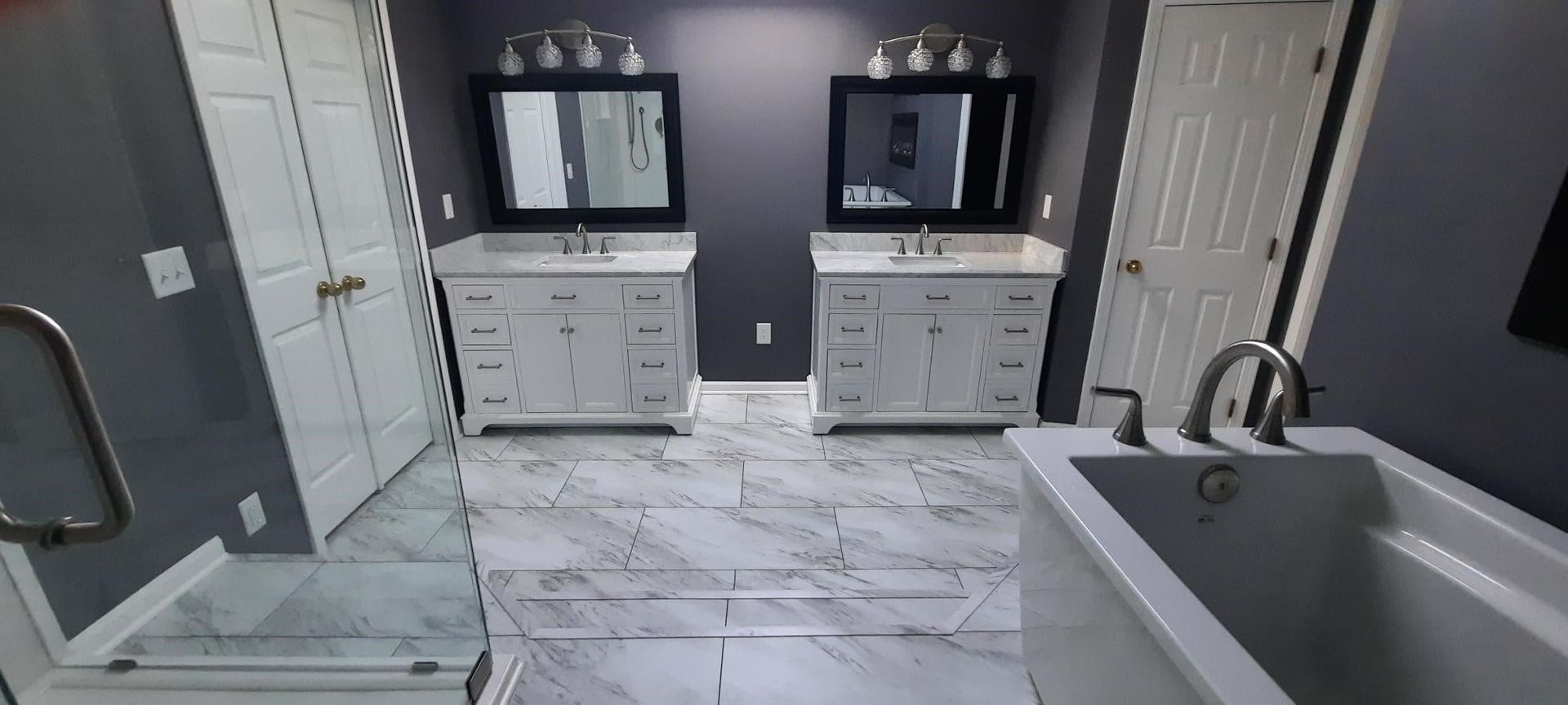 A bathroom with two sinks and a bathtub.