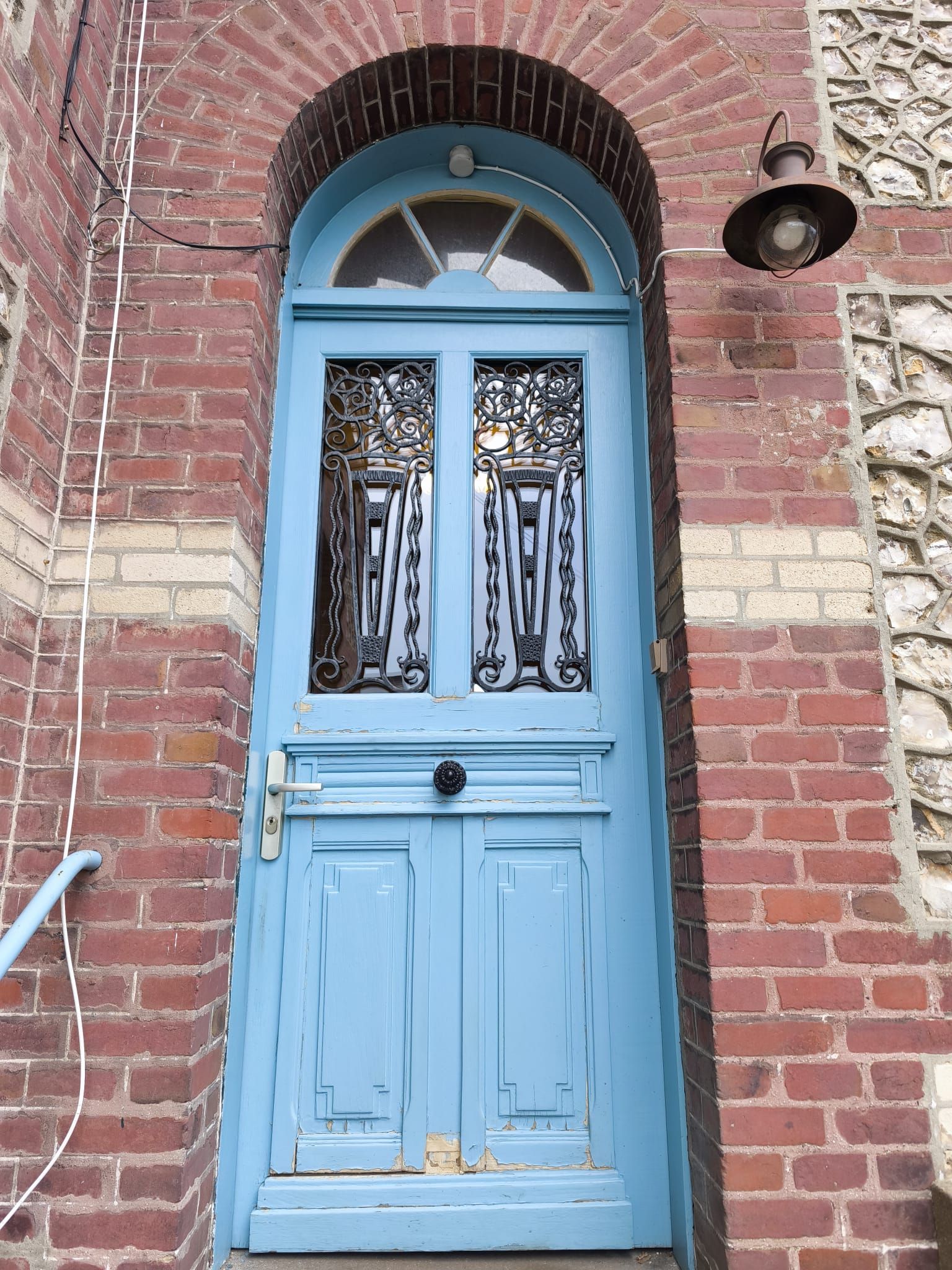 Porte d'entrée ancienne sur une maison au Havre