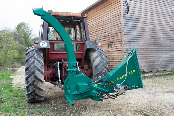 Broyeur à bois professionnel sur prise de force tracteur avec entraineurs hydrauliques.