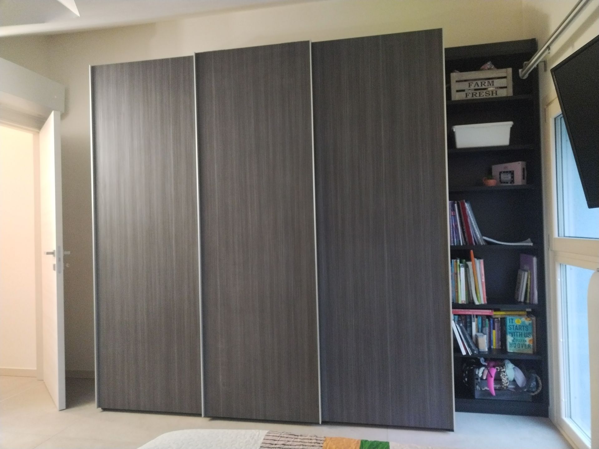 armadio grigio con libreria a giorno