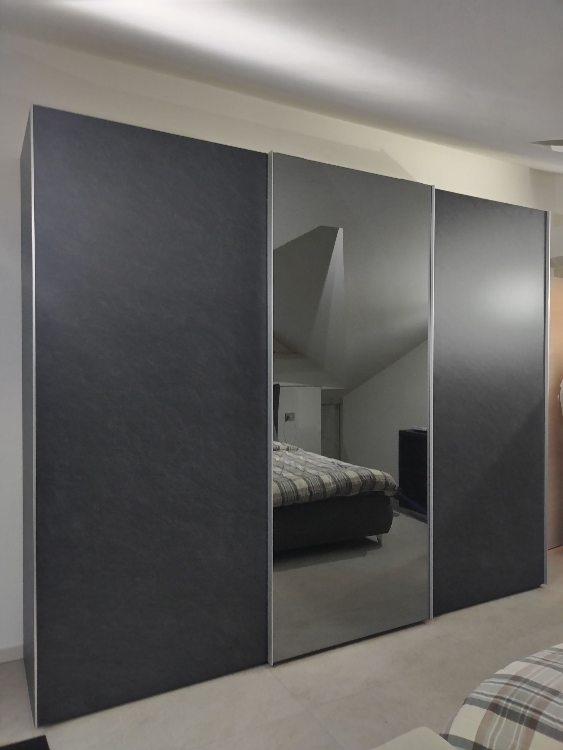 armadio grigio