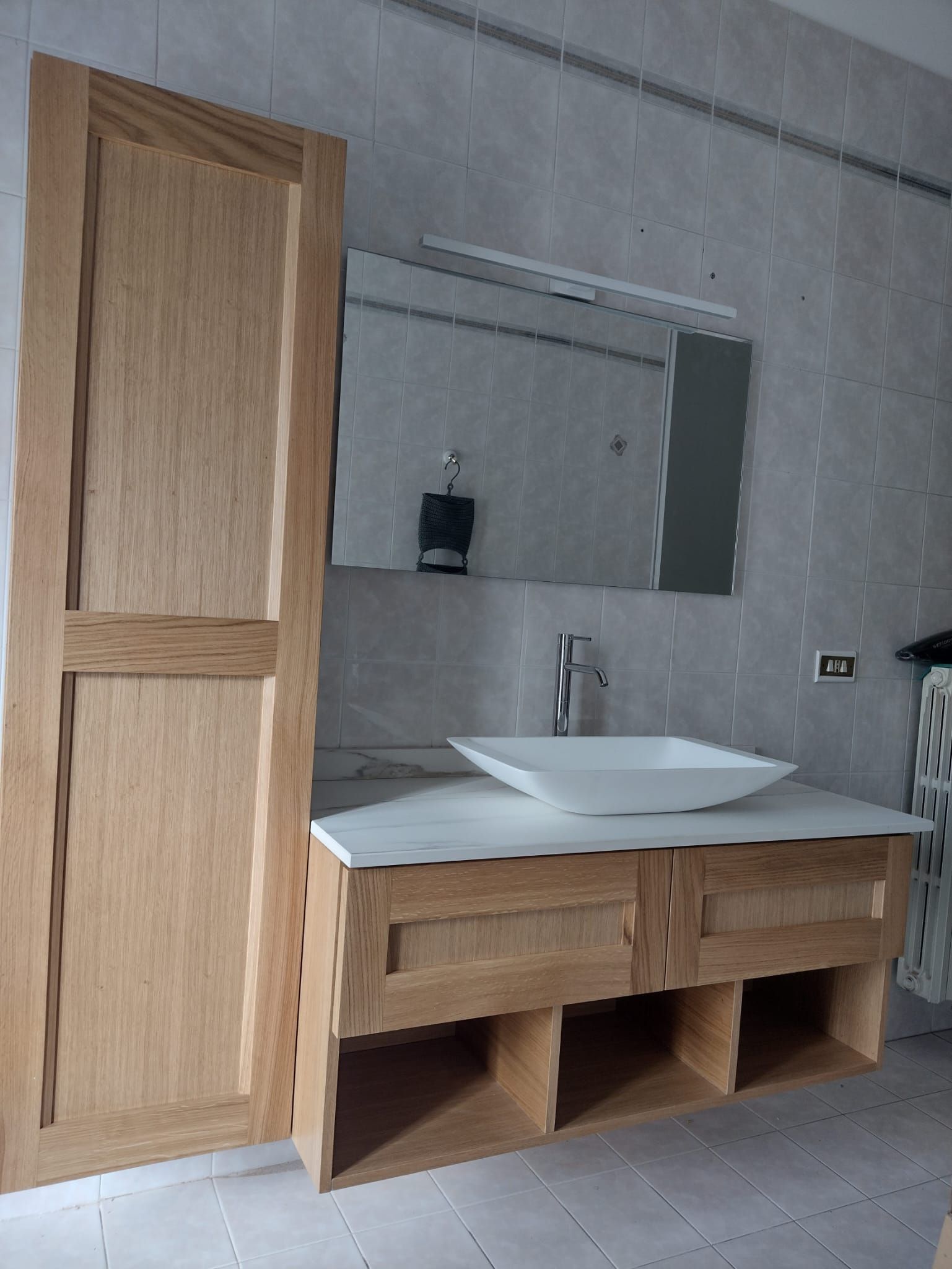 Un bagno con lavandino e specchio