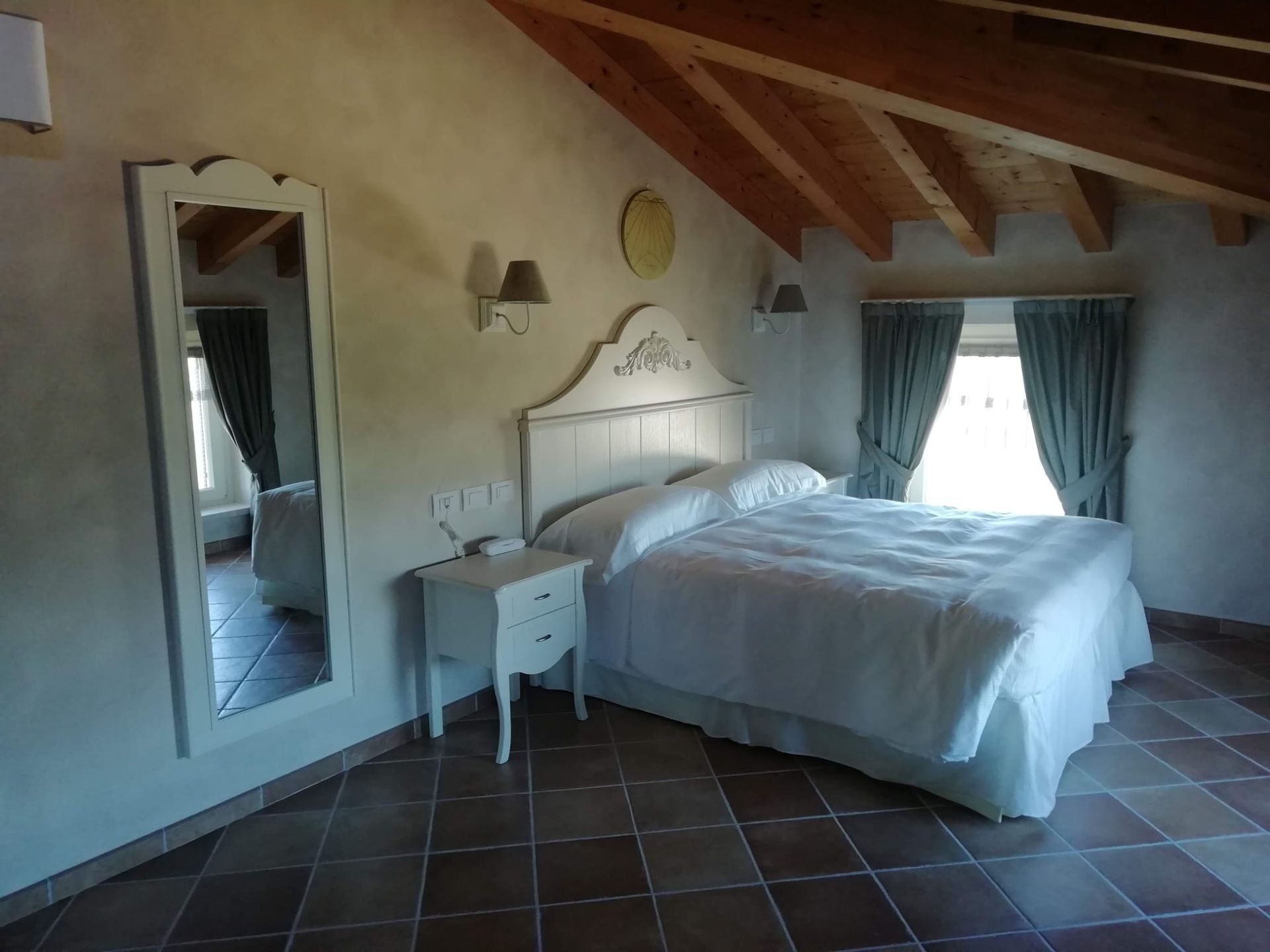 Una camera da letto con un letto grande e uno specchio