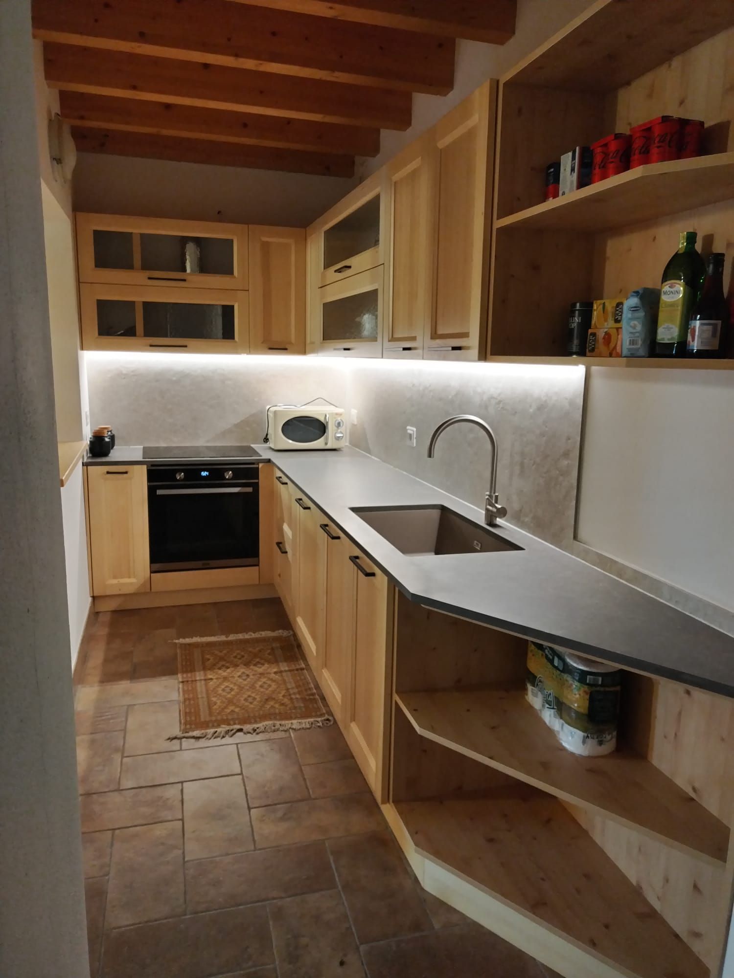 Una cucina con mobili in legno e un lavandino