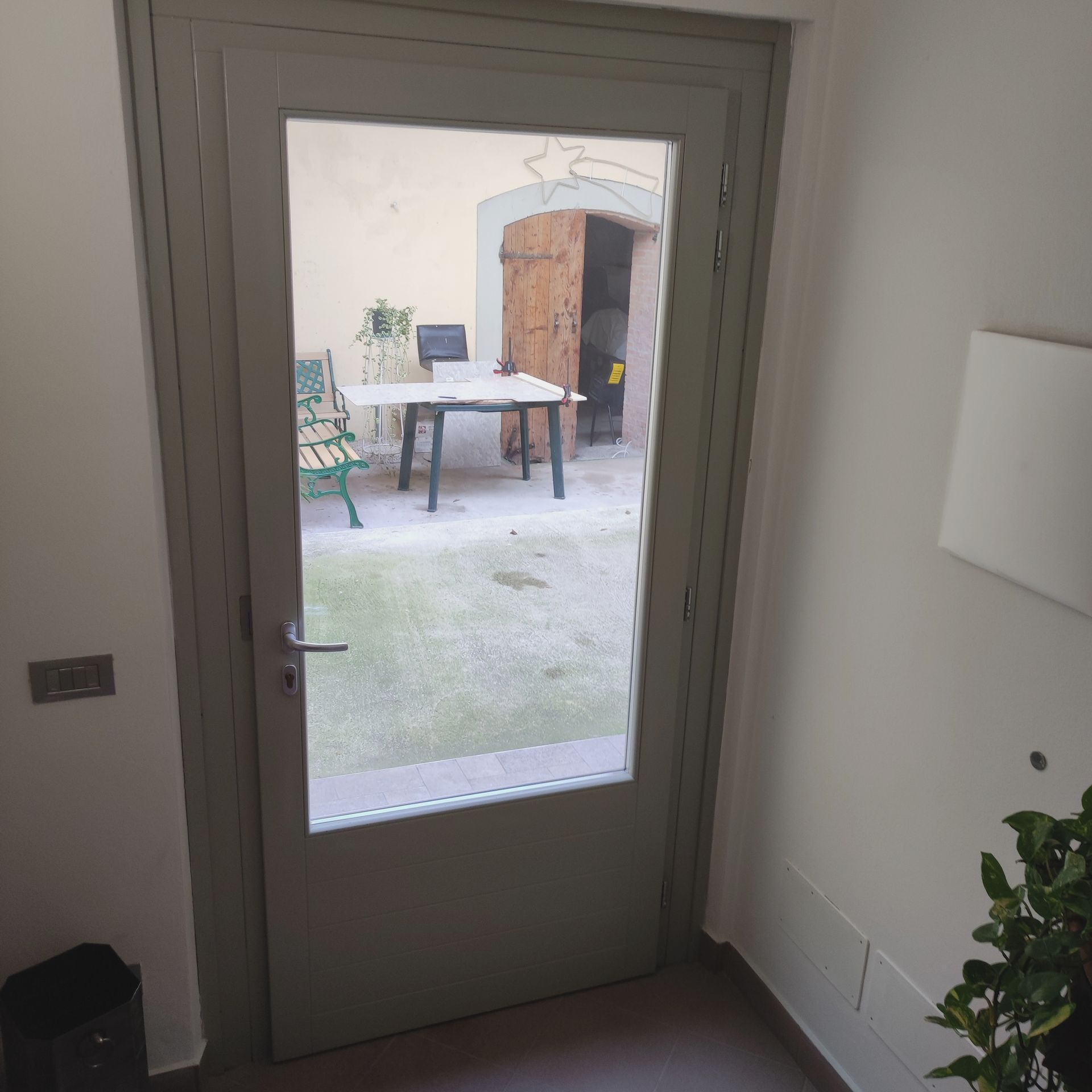 Una porta con vista su un tavolo e sedie all'esterno