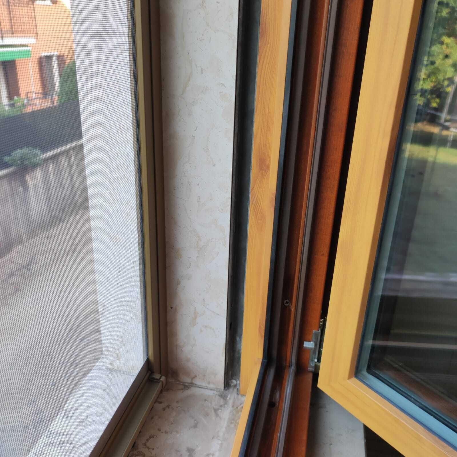 Primo piano di una finestra con uno schermo sopra