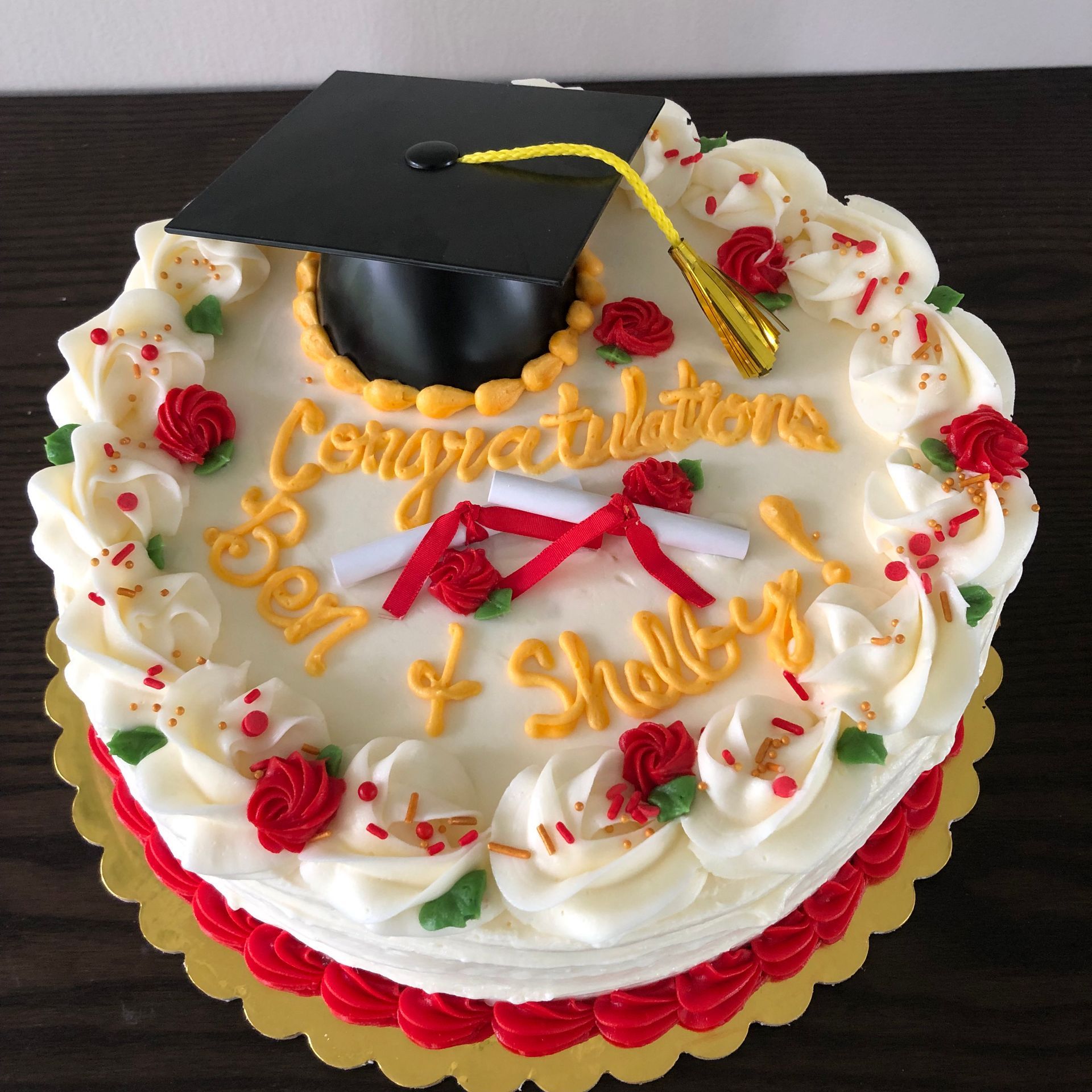 A congratulations cake with a graduation cap on top