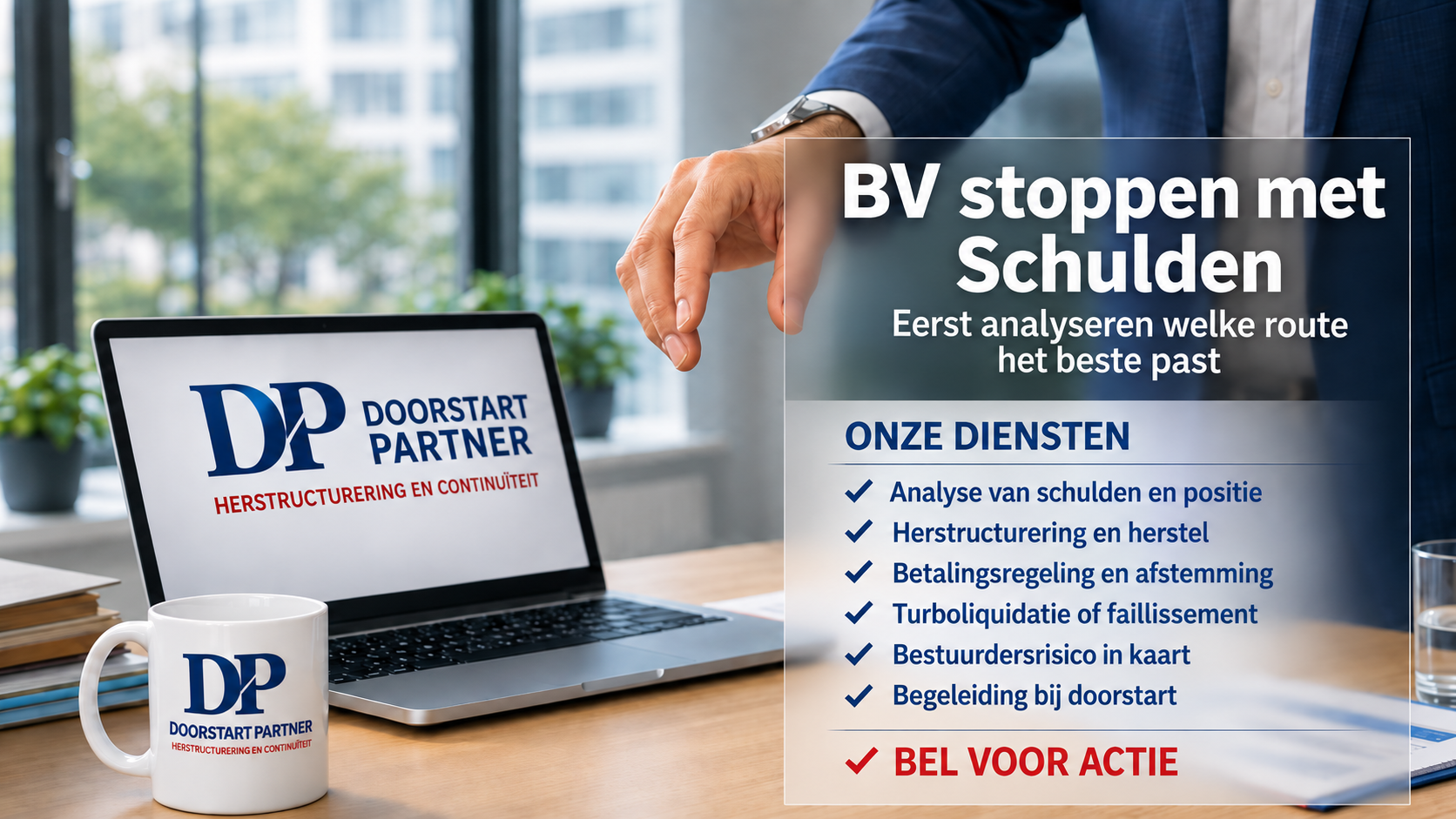 Laptop en mok met DP-logo naast een advertentie voor Nederlandse schuldsanering, blauw en wit