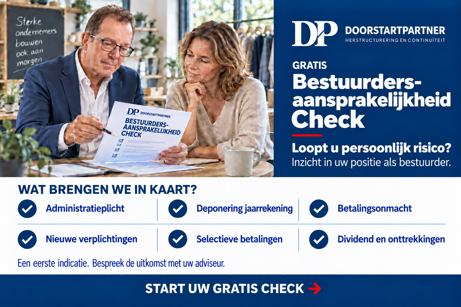Twee mensen bekijken documenten naast advertentie voor gratis bestuurders-aansprakelijkheid check.