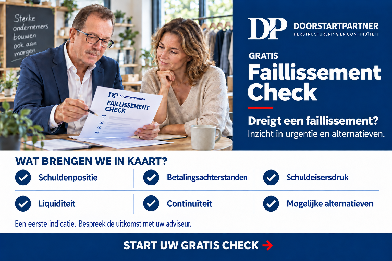 Een stel bekijkt een flyer voor een 