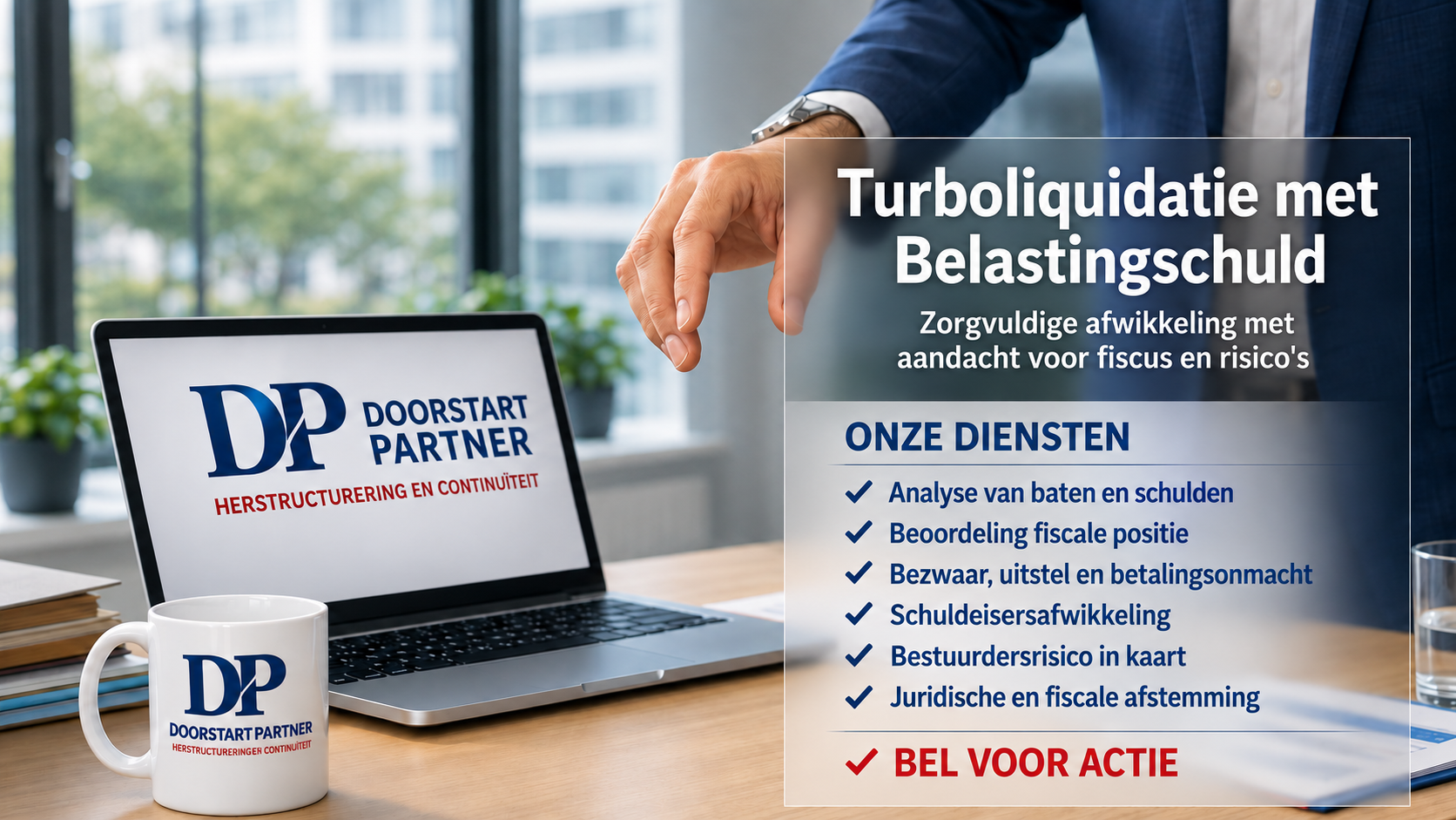Laptop en mok met DP-logo naast een advertentie over de Nederlandse belastingschuld op het bureau, hand wijst naar het scherm.