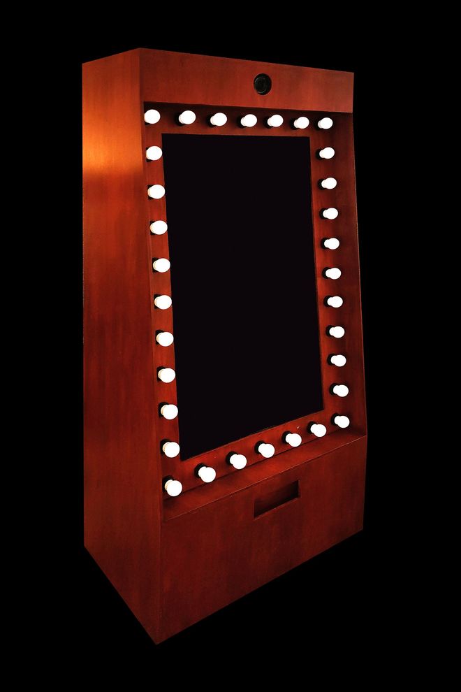 Rode houten spiegelbooth met een zwart scherm omringd door ronde witte lampjes.