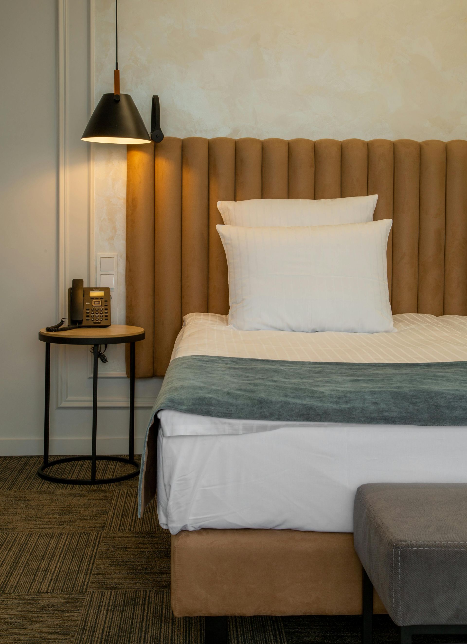 Hotelbett mit Nachttischlampe