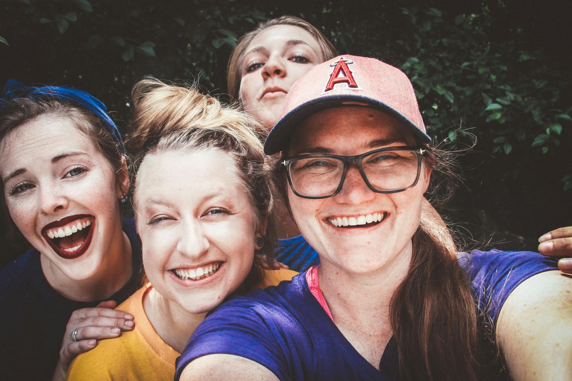 Eine Gruppe junger Frauen lächelt in die Kamera
