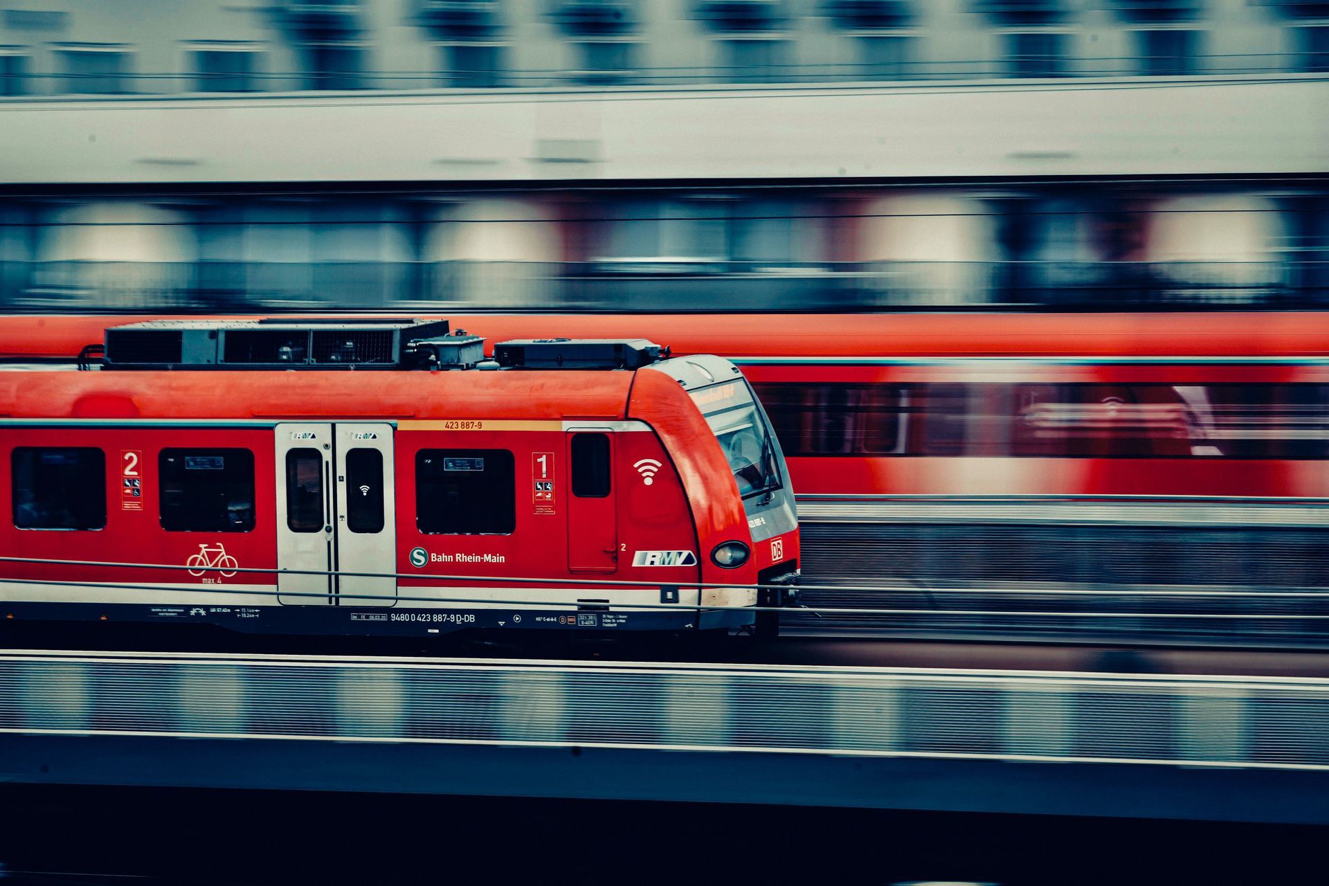 Rote S-Bahn am Bahnsteig als Sinnbild für den Nahverkehr, in dem die Begleitperson mit Merkzeichen B