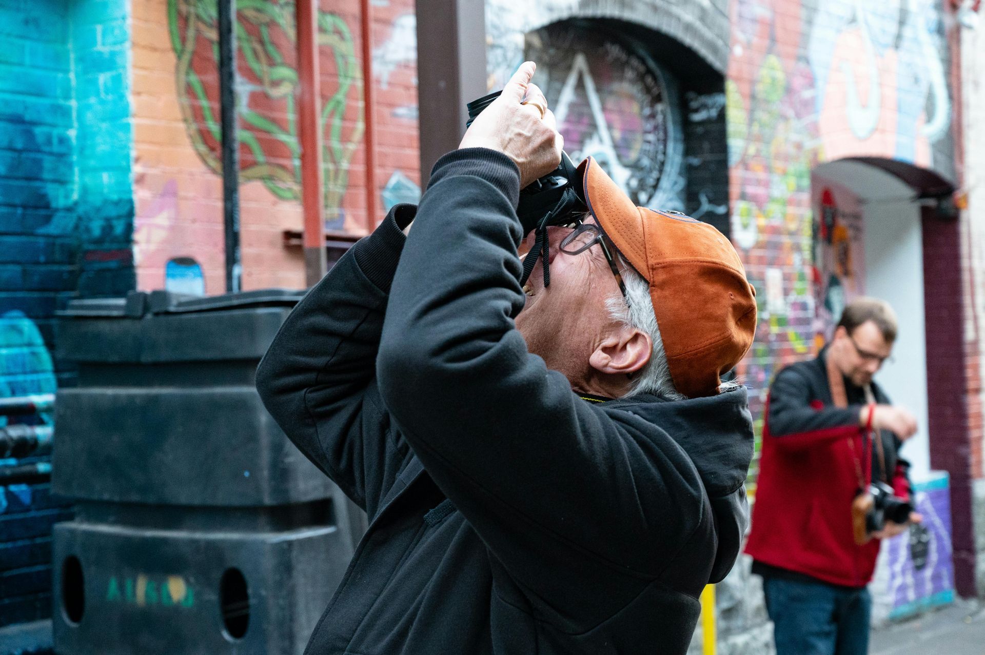 Senior macht ein Foto