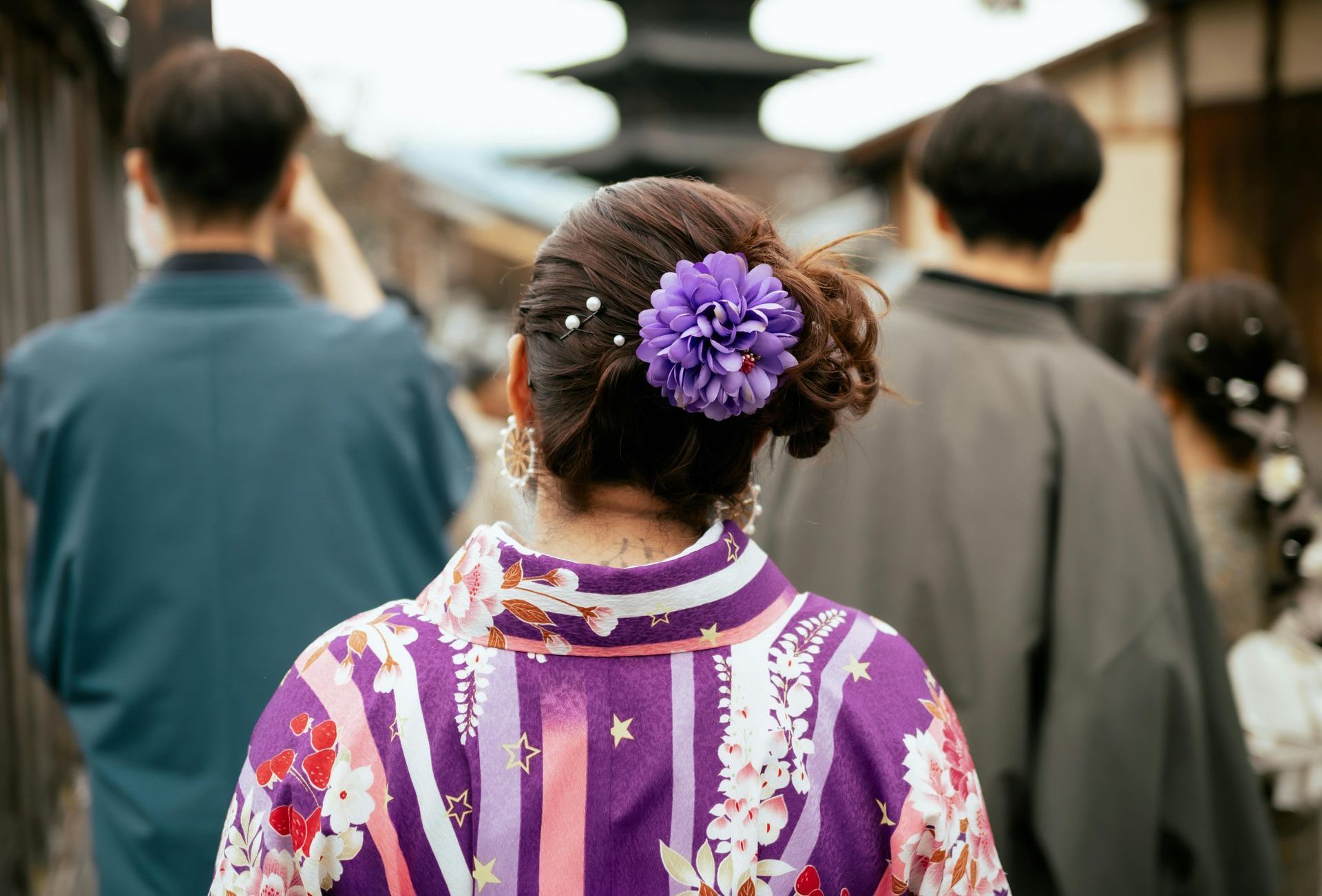 Frau im Kimono geht eine Straße hinunter