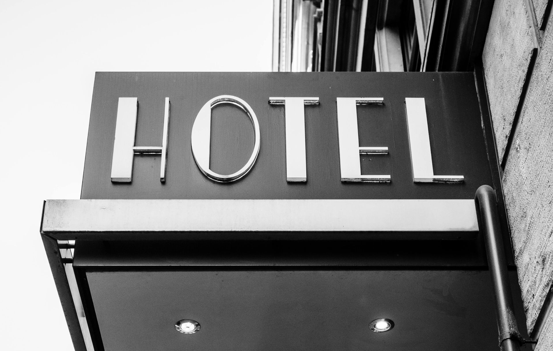 Schild eines Hotels über dem Eingang