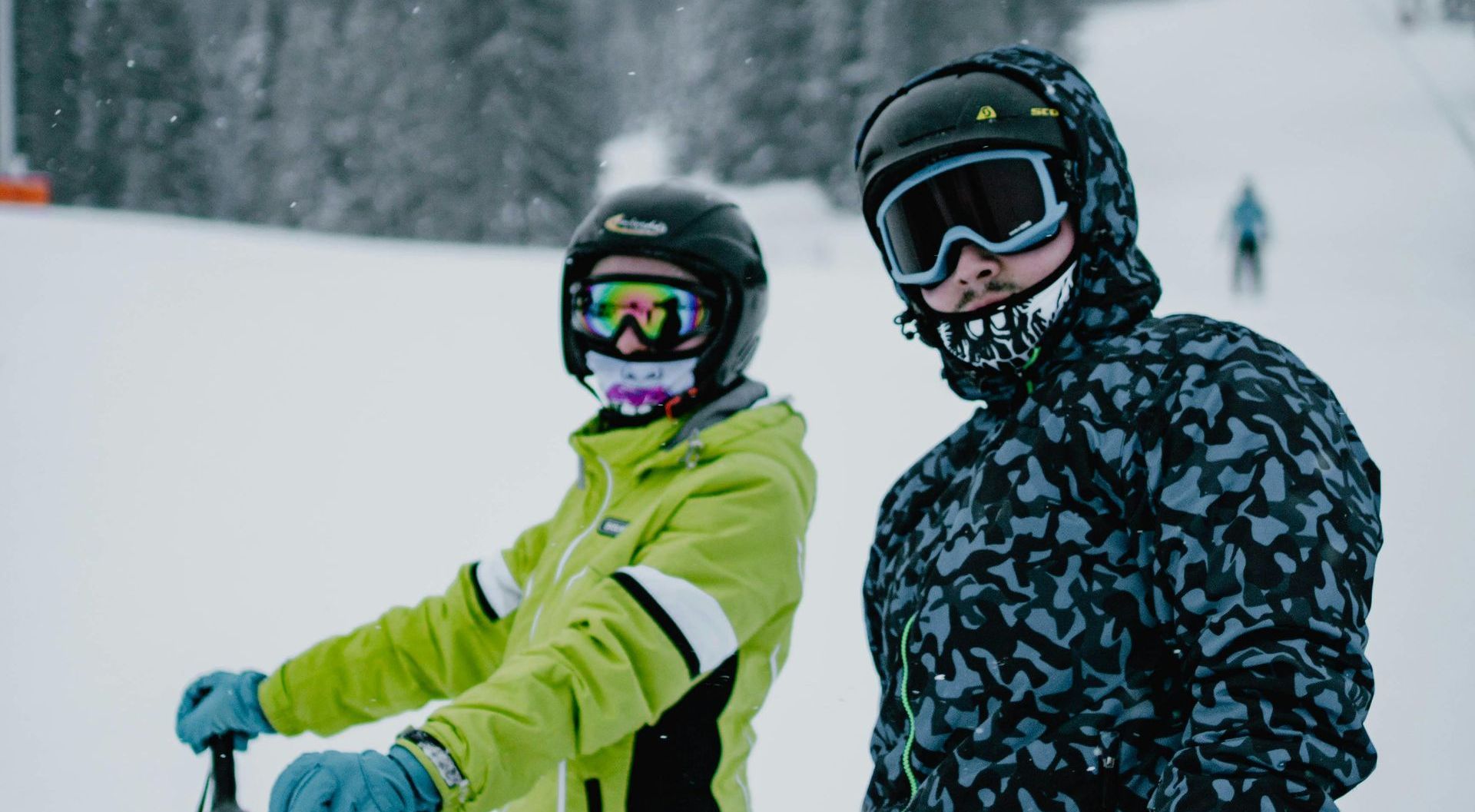 Zwei Skifahrer auf einer Skipiste