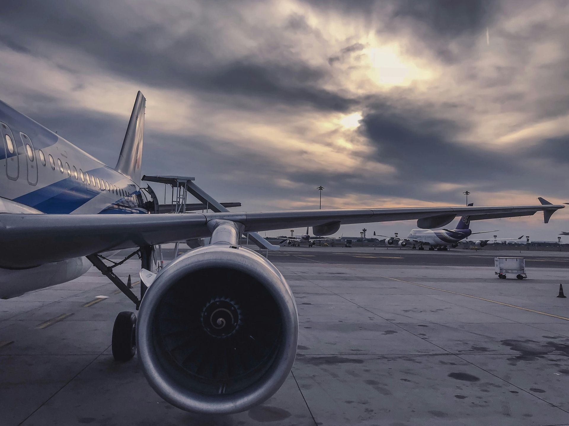 Geparktes Flugzeug am Flughafen