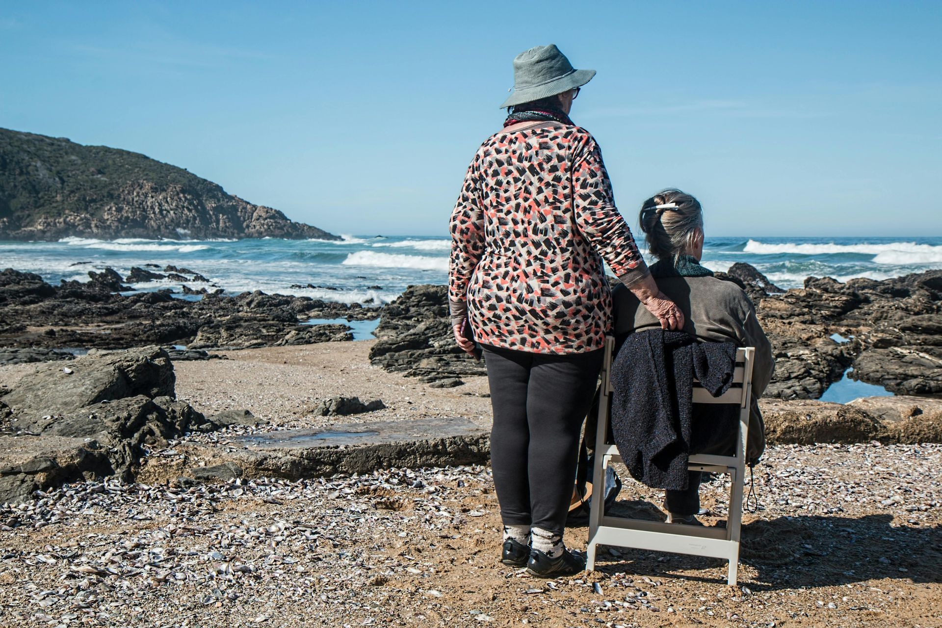 Zwei Seniorinnen blicken auf das Meer