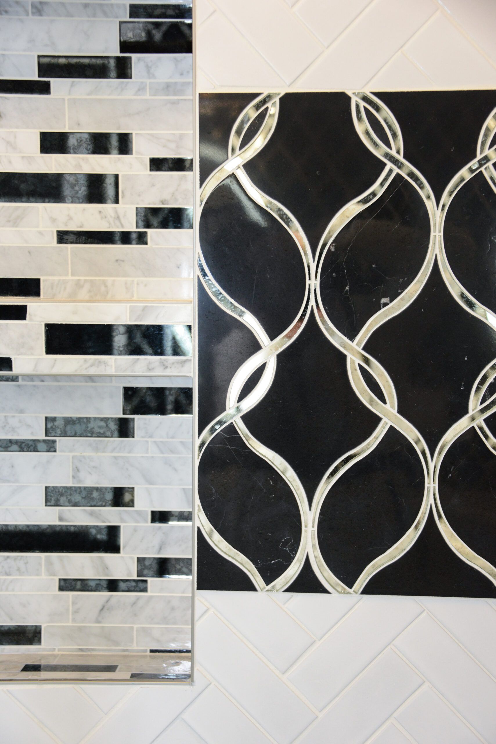 Two wallpaper samples: white with black mosaic stripes, and black with white interlocking circles.