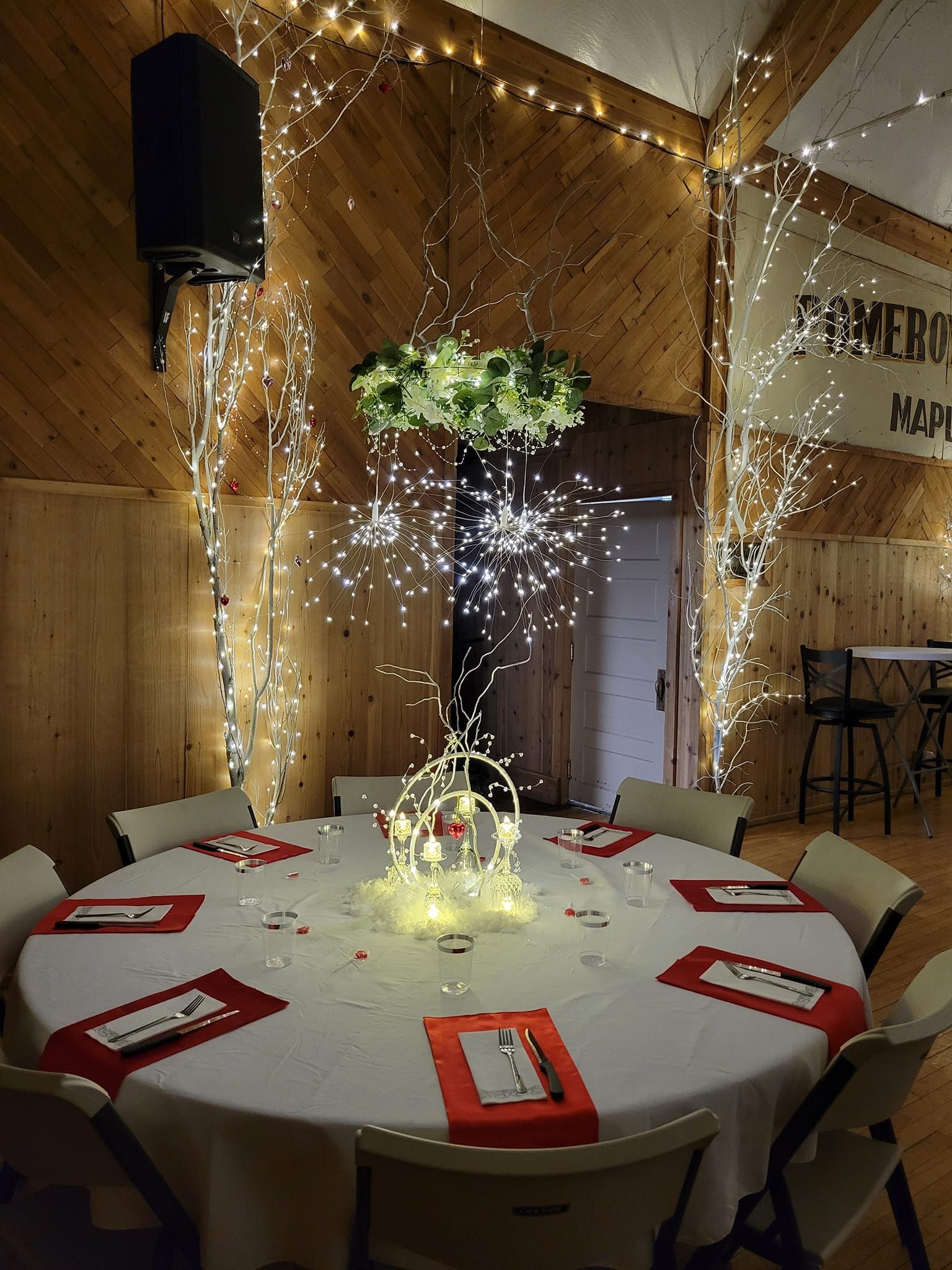 Round table decorated for an event with white tablecloth