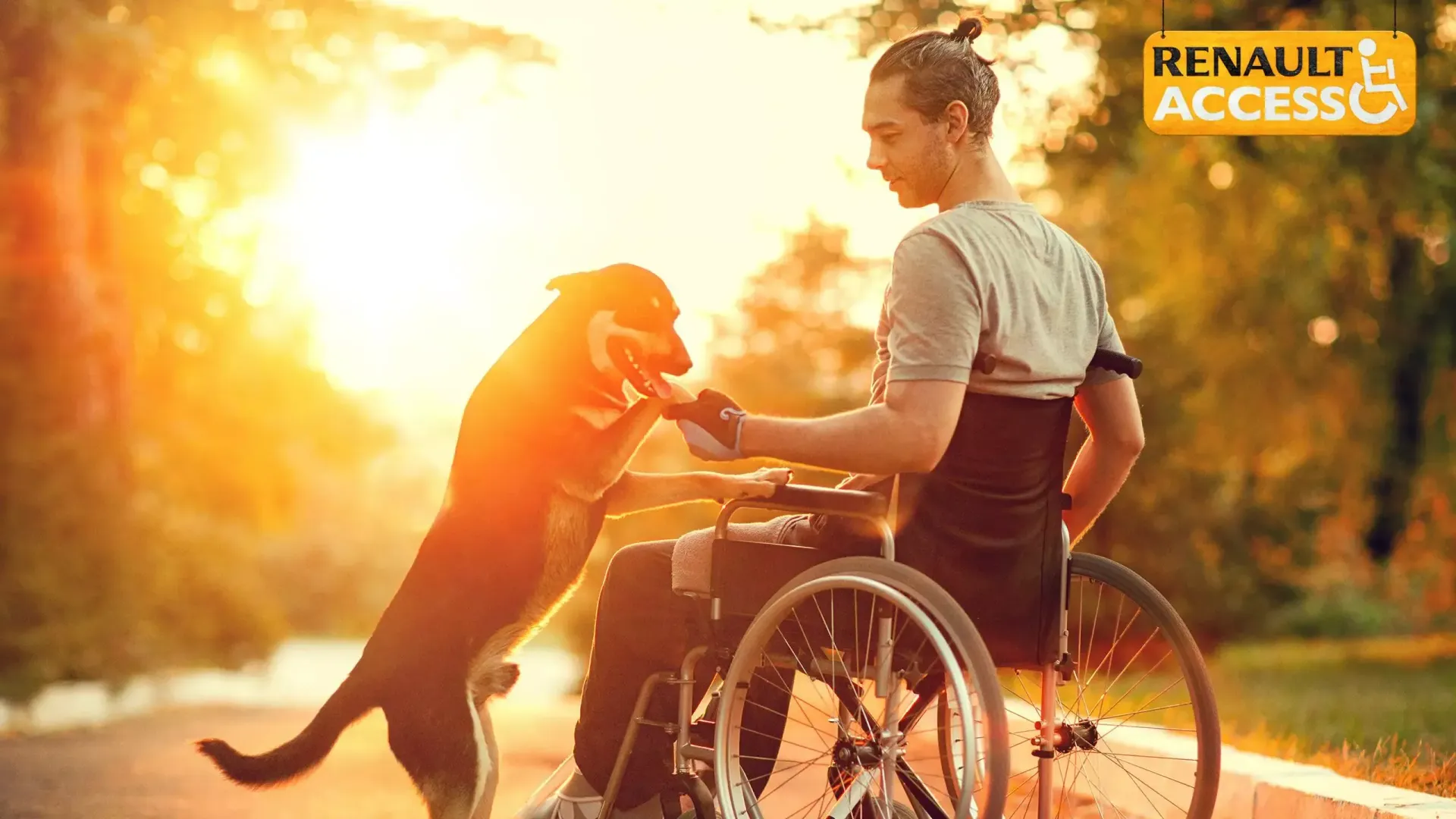 Um homem em uma cadeira de rodas está acariciando um cachorro.