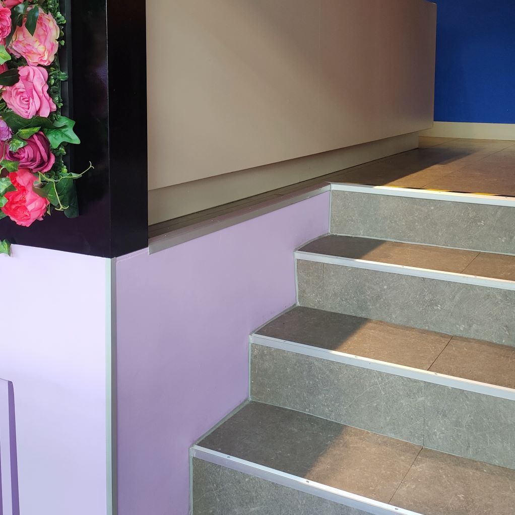 Un escalier menant à un mur violet