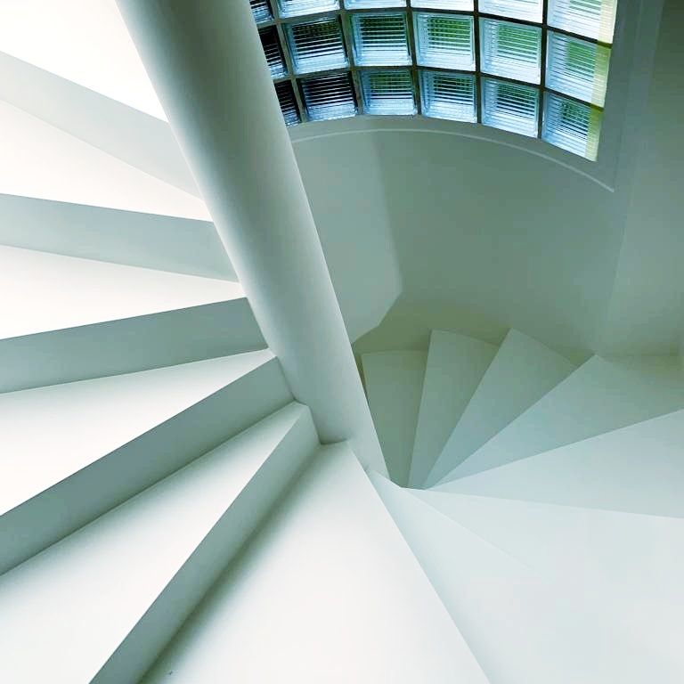 Un escalier en colimaçon avec une fenêtre au milieu
