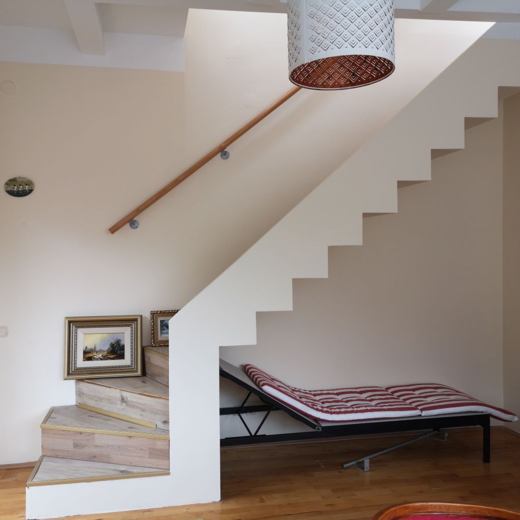 Un escalier avec un lit en dessous
