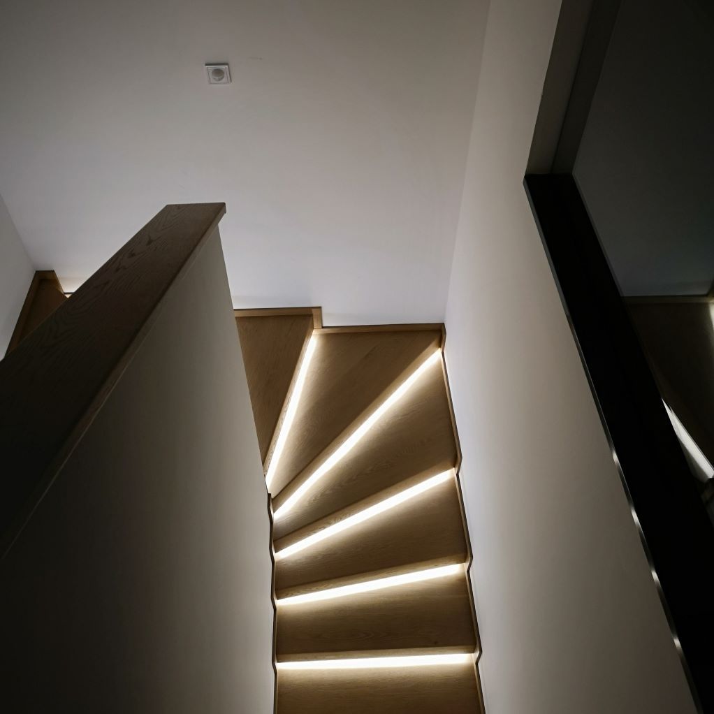 Regardant un escalier avec des lumières sur les marches