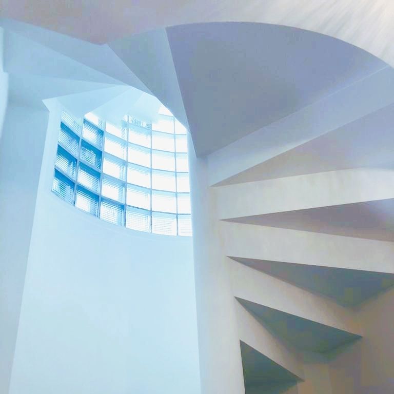Un escalier en colimaçon avec une fenêtre au milieu