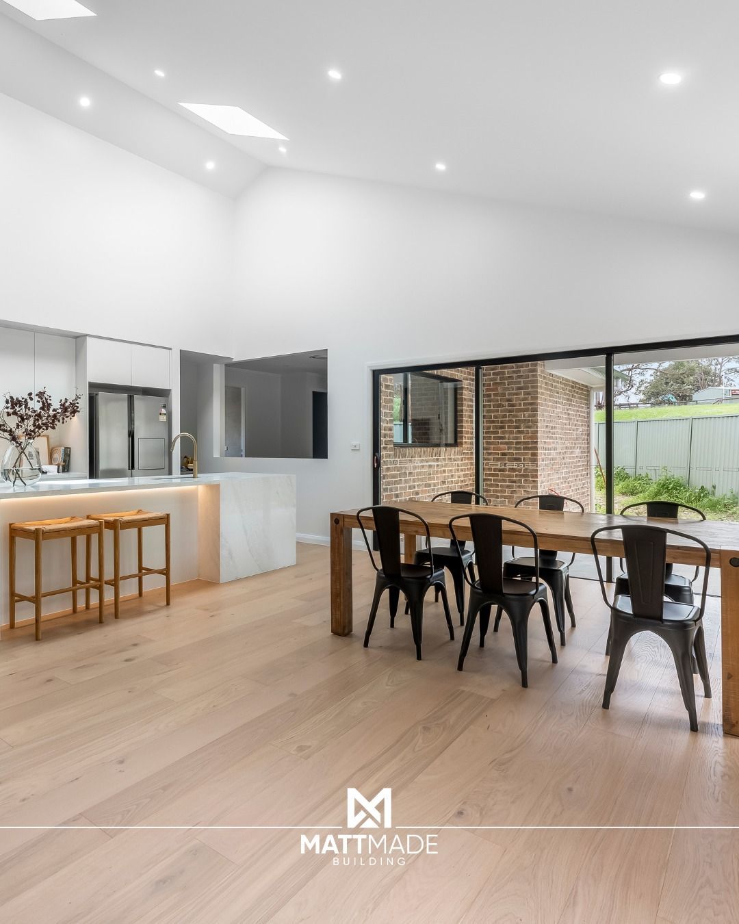 Modern white house with glass balcony — Matt Made Building in Southern Highlands, NSW